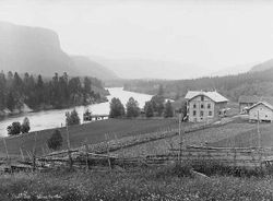 Skysstasjonen og båtanløpet i Sørum i Sør-Aurdal med DS «Bægna» liggende til kai. Foto: Axel Lindahl/Norsk Folkemuseum (1880-1890).