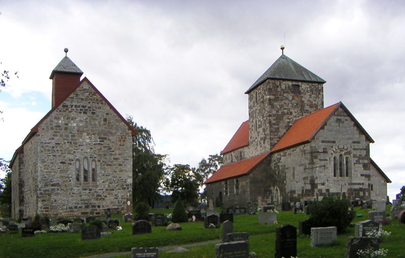 Fil:Søsterkirkene på Gran01.jpg