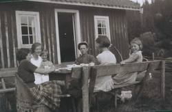 Barn av Arne Meen hygger seg på Hørta. Fra venstre: Ukjent, Maja f. 1906 , Sofie f. 1916, Hans f.1910, ukjent, Margrethe f. 1919. Tipper bildet er fra 1926 eller 1927 ut fra alderen på personene.