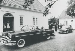Kronprins Olav med ordfører Frithjof Bøe