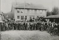 Syklister foran Borgerskolen