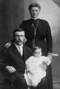 Martin og Elisabeth (Lisa) Rognsvåg med Gudny f. 1912.