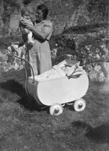 Barnevogn frå 1947. Margit Rognsvåg med to barnebarn, Otto på armen og Arvid i vogna.