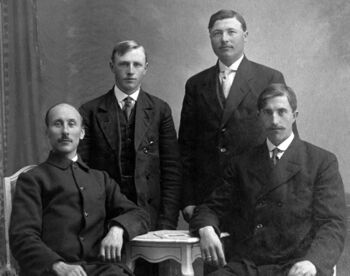 Lærar Aa (2) til venstre.