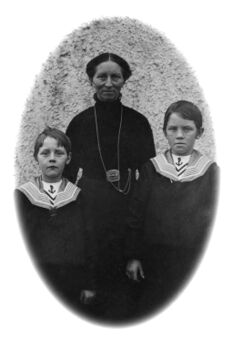 Elisabeth Kvalvåg (3) med sønene Hans og Anders, 1915.