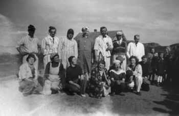 17. mai på 1950-talet, den første organiserte fotballkampen mellom heradsstyret og husmorlaget. Bak frå venstre: Karl Tangen, Erling Koppen, Richard Børhaug, Oskar Tangen, Per Bøe, Adolf Strand, Karl Berg. Framme frå venstre: Klara Nilsen Moldøen, Gudny Børhaug, Dorthea Ophaug, Anna Børhaug, Haldis Moldøen, Bjørg Kongestøl Husa, Malena Tangen.