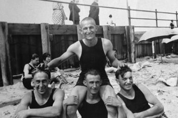 Feiingar på stranda i Long Island, USA, om lag 1928. Bak Alfred Husa (Strengen). Framme frå venstre: Bertin Moldøy, Godfred Gullaksen og Olai Olsen Kongestøl.