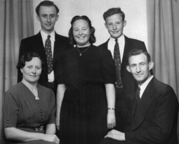 Familiebilde Petra og Godfred Gullaksen, bak frå venstre Otto, Margaret og Thorleif.