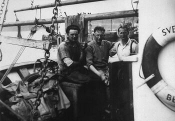 På fiske med M/S «Sversling» på 1950-talet. Frå venstre Olav Johan Nilsen, Magnus Berg og Karsten Thoresen.