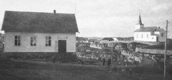 Bedehuset og gamlekyrkja, på 1930-talet.