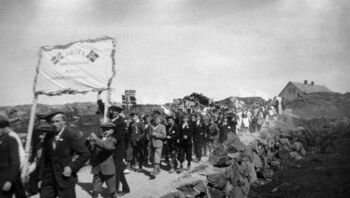 17. mai 1946 tog med fanen til søndagsskulen ned Husabrekka.