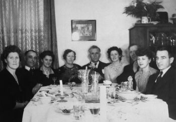Emigrantar frå Fedje i USA, om lag 1948. Frå venstre: Ester Rognsvåg Rasmussen, Bjarne og Lovise Koppen, Terja og Herman Pedersen, Petra Langedal Rickert, Trygve Rasmussen, Marie Langedal Gundersen, Elmer Rickert. Det var godt samhald mellom dei utvandra feiingane.