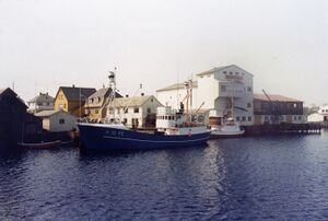 Ved Steinborg, fryseriet til høgre. M/S «Gullaks» H-10-FE, byggeår 1960, lengd 76 fot, motor 365 HK Cat. Eigarar 1976 – 1984 Otto, Oddvar og Paul Gullaksen. Frå 1984 til 1986 hadde dei M/S «Gullaks» H-26-FE, byggeår 1977, lengd 87 fot, motor 800 HK Blackst.