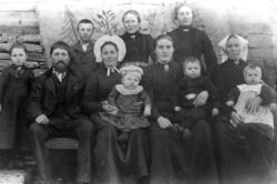Frå venstre: Gunhild, Karl, Gudmund, Gurine m/Albert, Johanna (Hanna), Kristine m/Ludvik, Gjertine, Berta m/Gustav, 1905. Sjå nr 3 og 4 her, husmenn 4 og Hesteneset bnr 26.