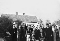Gullbryllaupet til Andreas og Ragnhild (17) i 1941. Frå venstre framme: Anton Ophaug, Daniel Jordal, Klara Ophaug, Inga Mongstad, Reinhardt Husa, Ragnhild m/Roald Mongstad, Olina Børhaug (bakom), Andreas m/Otto Mongstad. Bak frå venstre: Hans Husa, Johan Karlsen Husa, Elvina Husa, Alfred Husa, Lovise Husa, Ingeborg Monsd Husa, Maria Tangen, Margit Husa, Martinus Hansen, Olav Johan Nilsen, Øllegård Hansen, Ruth Nilsen, Alf Husa (bak).