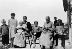 Familiebilde om lag 1930. Frå venstre: Alf, Klara, Håkon, Ragnhild (17), Arthur Hansen (son til 17c), Agate Jamne (svigermor til 17c), Lovise (bak) og Margit Husa (18).