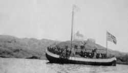 M/S «Hjorten» H-23-AM, lengd 42 fot, motor 20 HK Populær, innkjøpt omkring 1915. Eigarar Hans Andreassen Husa, Andreas Hansen Husa og Mons Monsen Husa. Om lag 1918 ved Holmengrå, dei er ute og helser til ein Amerikabåt (am. flagg i masta).