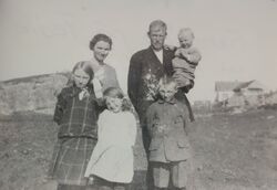 Familien Husa (18) i 1927. Bak frå venstre Lovise, Hans og Håkon, framme frå venstre Klara, Margit og Alf.