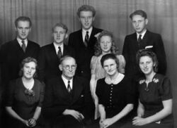 Familiebilde «Strengen». Bak frå venstre: Håkon, Alf, Alfred, Solveig, Reinhardt. Framme frå venstre: Klara, Hans og Lovise, Margit.