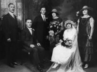 Bryllaupet til Bjarne Koppen (bnr 30-1i) og Lovise Husa (10e) i Brooklyn i 1924. Bak frå venstre: Herman Pedersen (Kopper bnr 4-4f), Karstein Husa (9aa), Petra Langedal (7h), Jørgine Husa (9a).