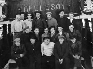 Frå sildefiske med M/S «Hellesøy» på midten av 1950-talet. 1. rekkje framme, frå venstre: nr 3 Mons (8), nr 5 Alfred (8c). 2. rekkje frå venstre: nr 2 Kåre (8g), nr 3 Magnus (8b), nr 4 Karstein (8i). 3. rekkje frå venstre: nr 3 Jakob Storemark (bnr 96-1).