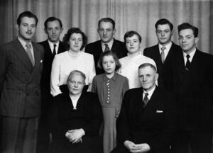 Familiebilde frå Husa (8) om lag 1947. Framme frå venstre: Gusta, Reidun og Mons Storemark. Bak frå venstre: Kåre, Magnus, Marie, Alfred, Therese, Karsten, Johannes.