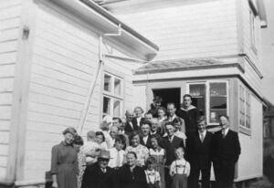 Gullbryllaupet til Ole og Josefine Husa (8) i 1950, med born og barneborn.