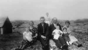 På Moldøyna i 1937. Frå venstre: Gerd, Emma (8g) og Albert, Anders (9) og Helene med borna Olav og Ingeborg.