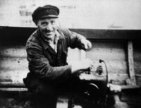 Anders Olsen Husa (9) i motorbåten. Han var ein sjølvlært «altmoglegmann» når det gjaldt tekniske ting, sjå t.d. s 137.