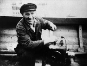 Anders Olsen Husa (9) i motorbåten. Han var ein sjølvlært «altmoglegmann» når det gjaldt tekniske ting, sjå t.d. gnr 168 bnr 51.