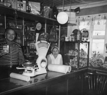 «Løllebutikken» med Ludvik Husa og Stofa Kahrs.