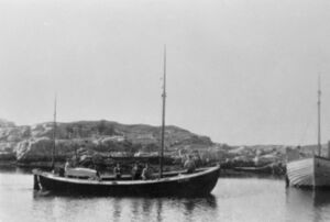 Storebåten «Sprett I» H-62-AM, byggeår 1919, lengd 36 fot, motor 12 HK Rapp. Eigarar Ole Monsen (Husa), Olai Olsen og Mons Martinsen Storemark, den siste var ikkje med så lenge. Båten vart brukt i seiefisket i 1920- og 1930-åra. Det var eit mykje utbreitt fiske på den tida, og vart drive om vinteren og våren. Reiskapen var vanleg handsnøre. Det var oppkjøparar frå Fedje som førte fisken til Bergen og selde den der. I 1934 skipa fiskarane Feie Fiskarlag, som tok over fiskehandelen og føringa til Bergen. Dette salslaget vart etter krigen ein del av Hordaland Fiskesalslag (Hordafisk).