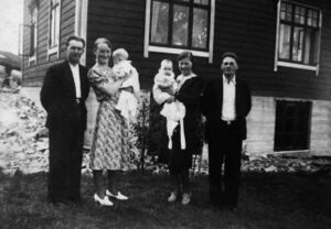 På Husa 1941. Frå venstre: Hans, Anna og Barbro Husa (bnr 73), Oddny, Mally og Olaf Gullaksen (Eide 20).