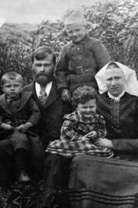 Martinus og Andrea Husa (bnr 104-1) med borna Ivar, Ragnvald (bak) og Karen.