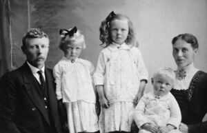 Frå venstre: Elias, Agnes, Mally, Emma og Gina Ophaug (22), om lag 1918.