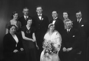Frå venstre: Emma (22c), Odin (22a), Magnus Uthaug (brudgom), Einar og Jenny Totland (bnr 64-1a), Ingolf Langøy (22c). Framme frå venstre: Cecilia Marie Uthaug (bnr 64), Mally (22a), Agnes Ophaug (brur), Elias (22). Bryllaup 9. mai 1934.