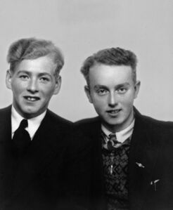 To ungdommar, frå venstre Olaf Nilsen (Sulo bnr 50-2) og Olaf Ophaug (23e).