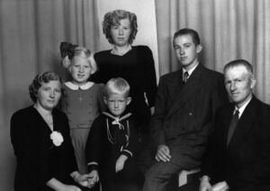 Familiebilde 1952. Frå venstre: Gudrun, Karin, Gerd, Otto (framme), Kåre og Georg Uthaug (bnr 66).