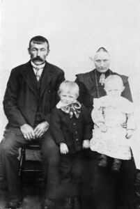 Kristen og Bertina Uthaug med dei to eldste borna Oskar og Richard.