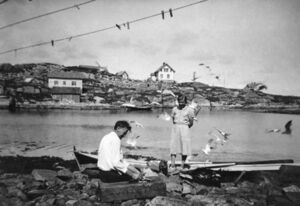 Ole og svigerdottera Gjertrud, Kleiva og Kahrsneset i bakgrunnen.