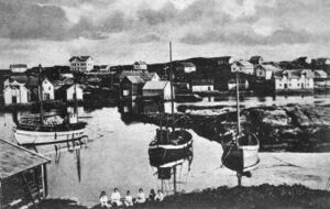 Frå byrjinga av 1920-talet. Muren til venstre, Eide i midten, Eidesbua til høgre. Bak skulehuset på Kopper til venstre, Uthaugen til høgre.