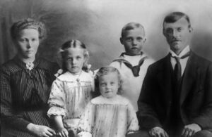 Familiebilde, frå venstre Ida, Marie, Mally, Bernhard og Mikal Eide (19).