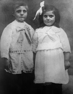 Tvillingane Karl og Gudrun Tangen (bnr 32) f. 1914, hos fotograf i Bergen i 1921.