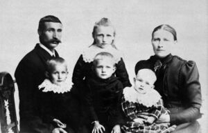 Familiebilde 1903. Bak frå venstre: Johan Gullaksen (16), Gudrun, Monsina. Framme frå venstre: Godfred, Monrad, Bernhard.