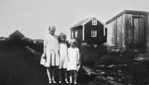 Grenda, Gullak (15) sitt hus bak. Frå venstre: søstrene Signy, Gerd og Alfhild Hansen (16a).