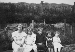 Jenter på Grenda 1934. Frå venstre: Othelia (Kopper bnr 294-le), Bergliot (17a), Signy (I6aa), Margaret (Kopper bnr 58-1b), Solveig (17c).