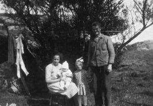 Familiebilde 1928. Frå venstre: Bertha, Trygve, Bergliot og Monrad Gullaksen (17).