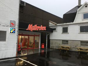 Butikken Matkroken ligg i fryseribygget på Muren. Bnr 36 til høgre. Bilde 2017.