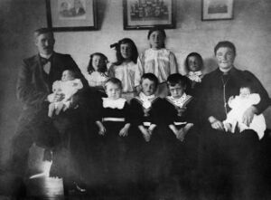 Familiebilde 1916, bnr 82. Bak frå venstre: Gabriel m/Martin, Ragna, Karen, Marie, Olaf. Framme frå venstre: Ragnvald, Edvin, Georg, Karolina m/Jenny. Det er to par tvillingar.