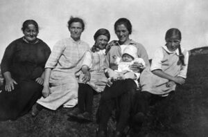 På Stuberg 1930. Frå venstre: Gurine Kongestøl (bnr 9-2), Lovna (bnr 52), Dorthea, Ingeborg (22) m/Haldis, Helmina.
